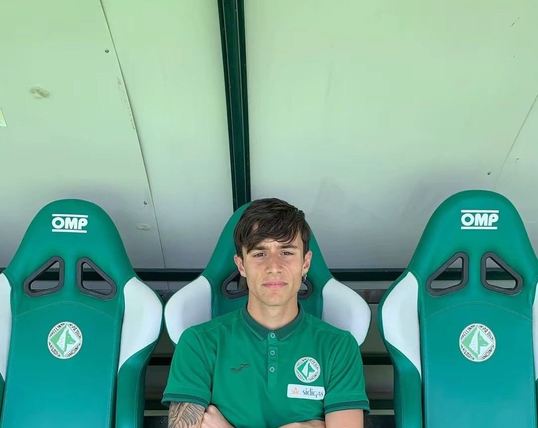 Giuseppe da calciatore, seduto in panchina con la divisa verde